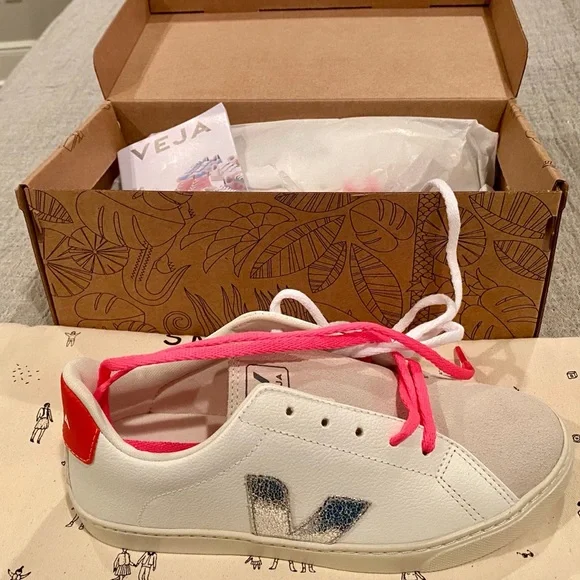 Veja sneakers size 5 in big kids. Fits like a women’s 6 Never worn Still in box. - Picture 4 of 6